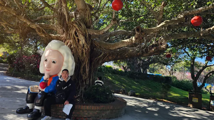 我在新竹小叮噹科學主題樂園和牛頓合影!