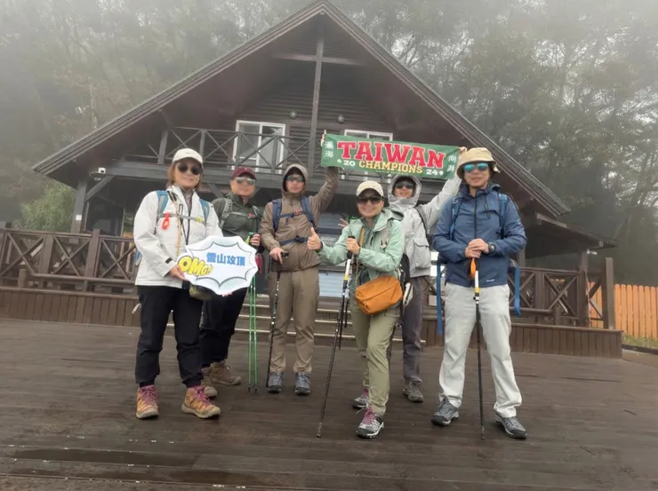 我們不是只來拍照吃冰的觀光客,我們是豪邁的登山者。Team Taiwan!