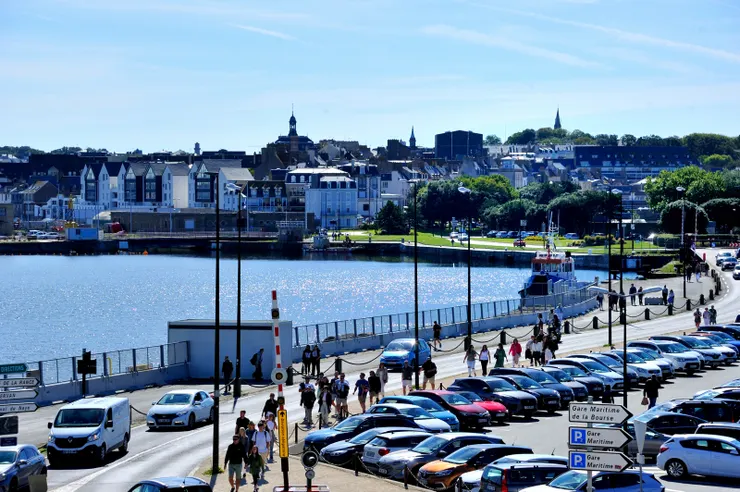 【有古老城牆與船桅密集的港口 聖馬洛六世紀來傳教歷史悠久！城牆俯瞰。】