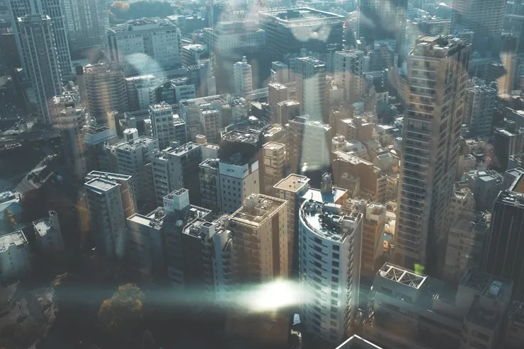 從東京鐵塔往下望的東京市容,還有我的倒映。