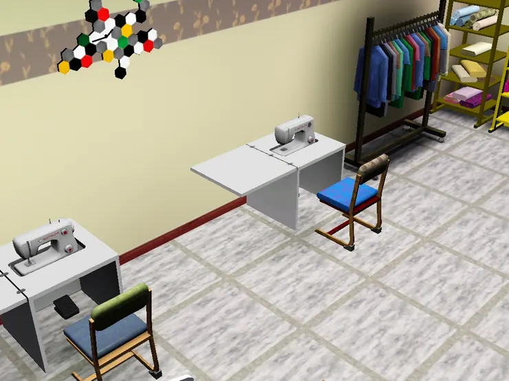 兩台縫紉機可分別同時縫製不同衣服，增加效率。時間就是金錢嘛。