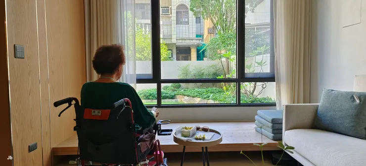 驚奇張望著瞬間變成老人宅的家，恍如隔世進門就開心坐在長窗前。