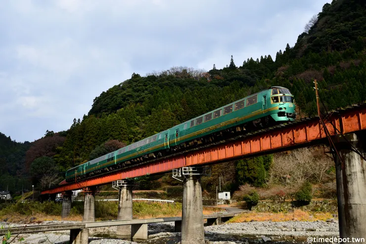 換個角度到橋下河岸邊，陽光剛好從雲後撒下