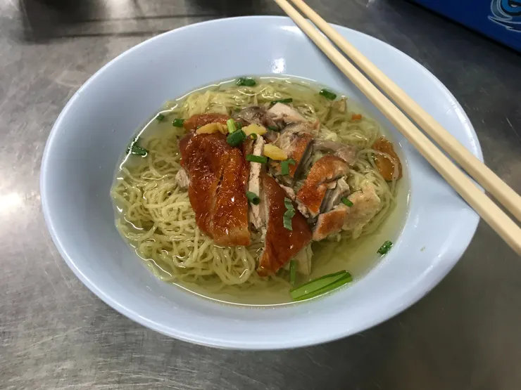 看我的零食大「晒冷」!看到也覺得開心! 熊仔餅是真貨,但盒上的字全是泰文。