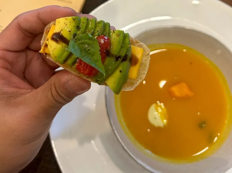 左:油漬番茄巧巴達;右:飛魚卵南瓜濃湯