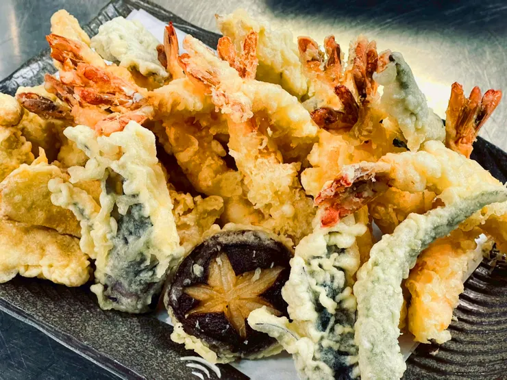 新竹老爺中山廳日式桌席_鮮蝦綜合天婦羅外酥內嫩，口感清爽