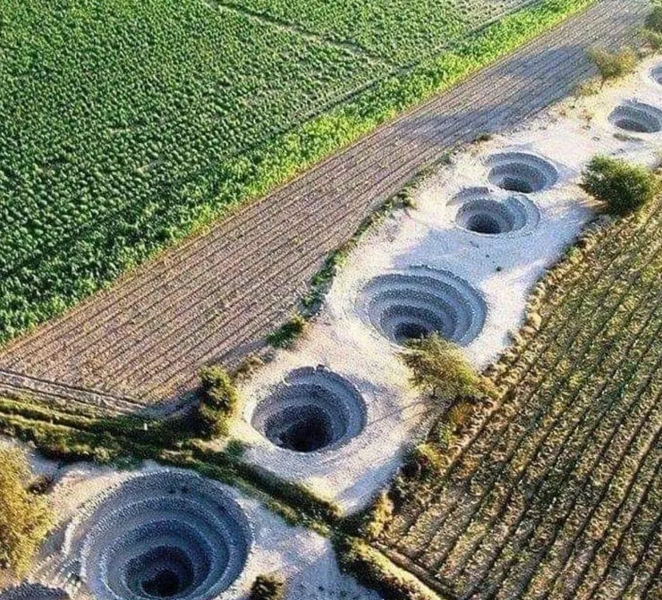 位於小鎮四周的圓洞,下雨時可以把水引入地下道中