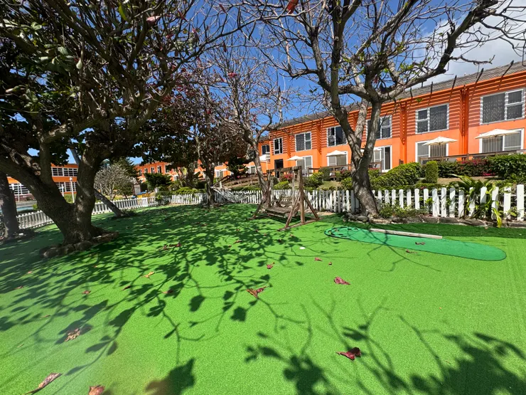 泳池附近有類似高爾夫推桿練習區,綠意盎然