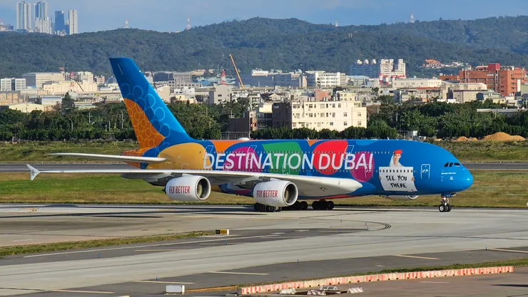 每次阿聯酋A380起降!總是吸引許多飛機迷在直播鏡頭前屏息以待!