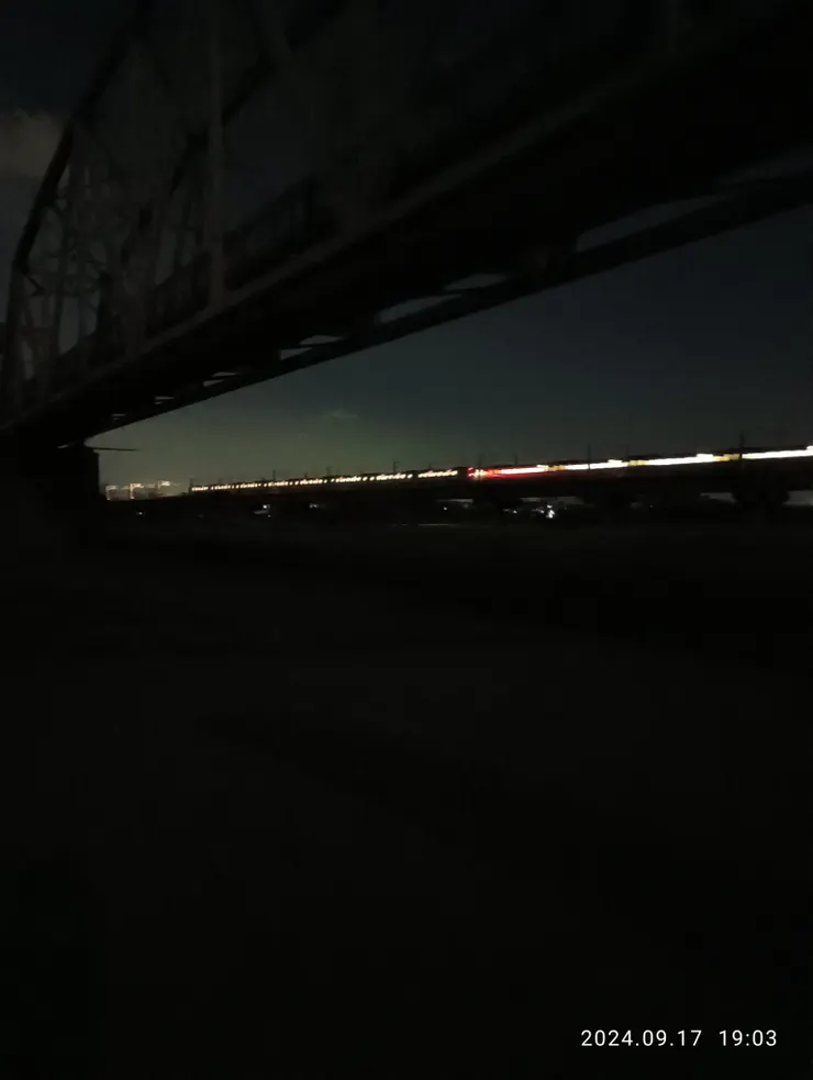 舊鐵橋的中秋夜，兩列火車正交錯，自拍攝