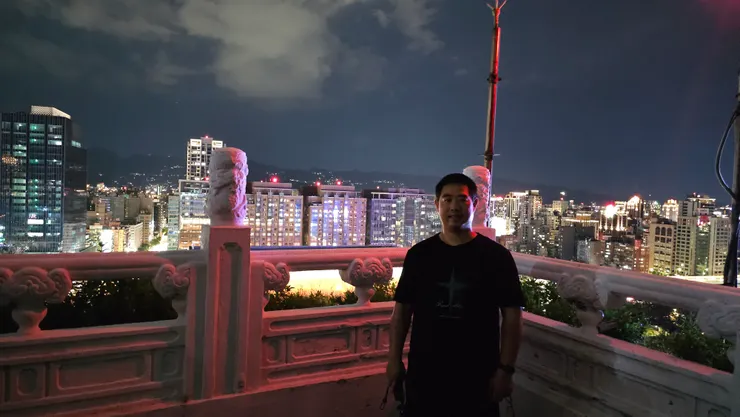 這是台北凱撒大飯店頂樓的屋頂花園!我身後是台北車站忠孝西路這一面的風景!