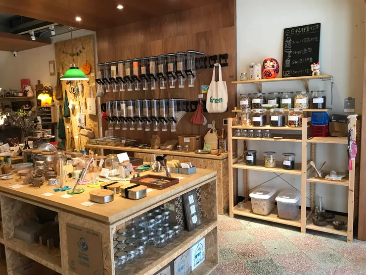 許多無包裝商店都很愛的木質感層架和裝潢。