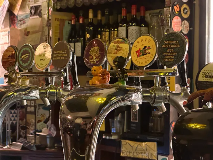 昨日晚上抵達威靈頓的旅社已累癱，在附近找一家小酒館吃飯喝酒慶祝順利抵達。