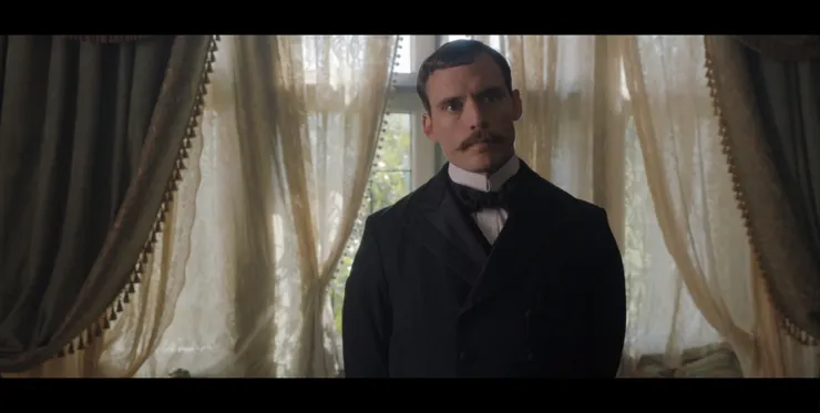 Sam Claflin飾演福爾摩斯家族長子Mycroft，雖然鬍子造型讓他看起來很老氣，但整體而言還是太過好看了點