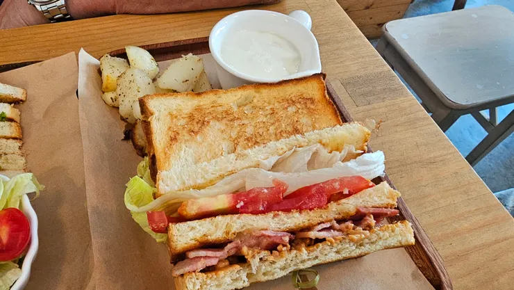 這是可以吃到花生醬和培根的三明治!也超好吃!