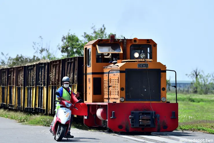 馬公厝線沿線多為無遮斷桿的平交道，但台糖為了節省人力，一個看柵工經常得騎機車趕到下一個平交道協助火車過馬路