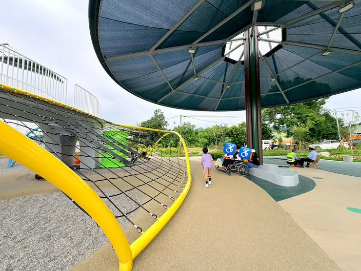 油紙傘的遮陽建設降低炎夏高溫到公園的困難。