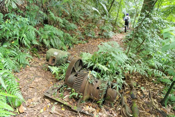棄置在路旁的馬達
