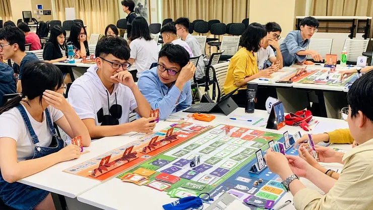 三位思考產品開發優先順序的花鹿隊選手（照片左側）