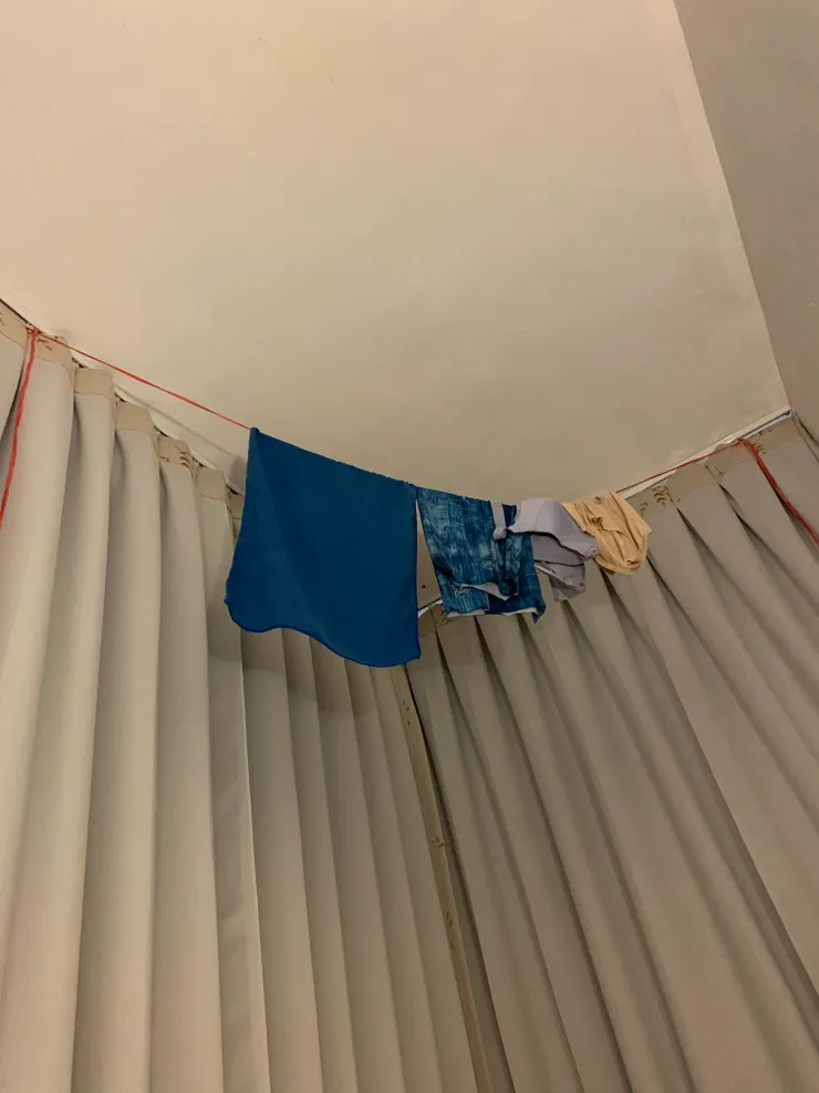 在青旅內晾衣服。洗完之後盡量擰乾，還不夠乾的話可以先用毛巾把濕衣服捲起來放著，一段時間之後就不會再滴水了。