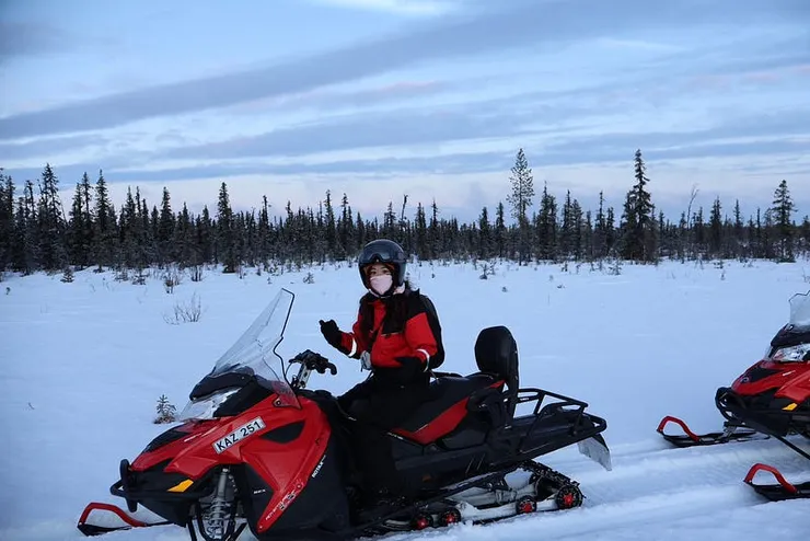 領隊停下來讓大家拍照的地方,於是我就跟摩托車合照 XD 旁邊有很厚的雪可以玩雪天使。