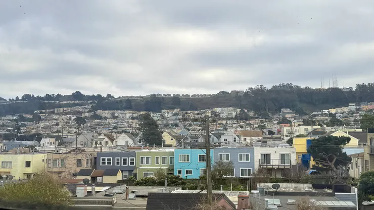 從機場搭 BART 到市區，途經的城市樣貌