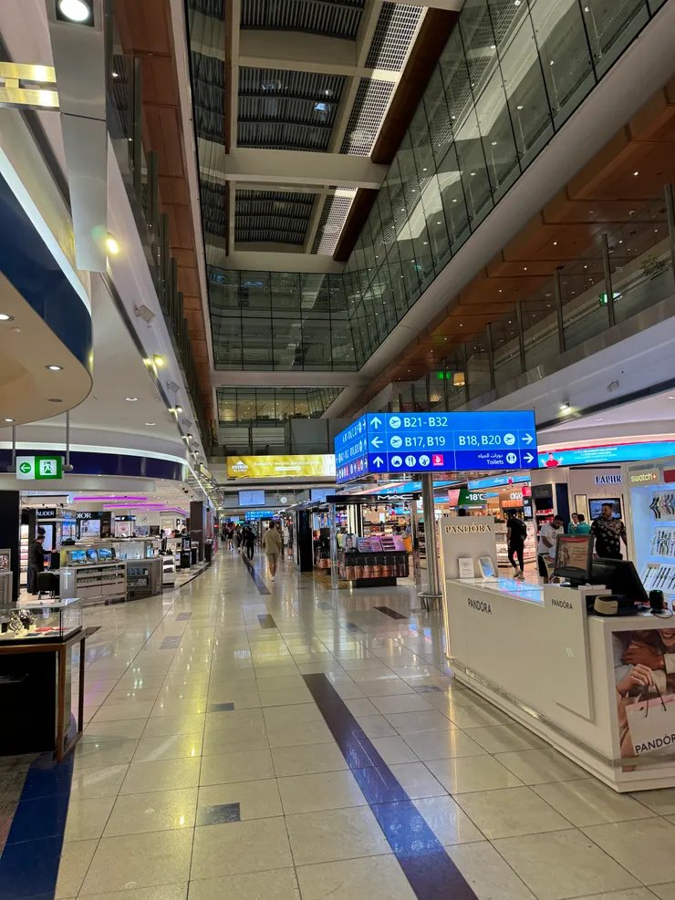 深夜的杜拜機場依然充滿活力