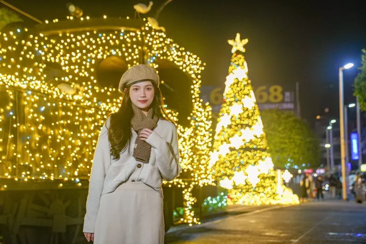 淡水老街廣場火車頭後方雪姬聖誕樹