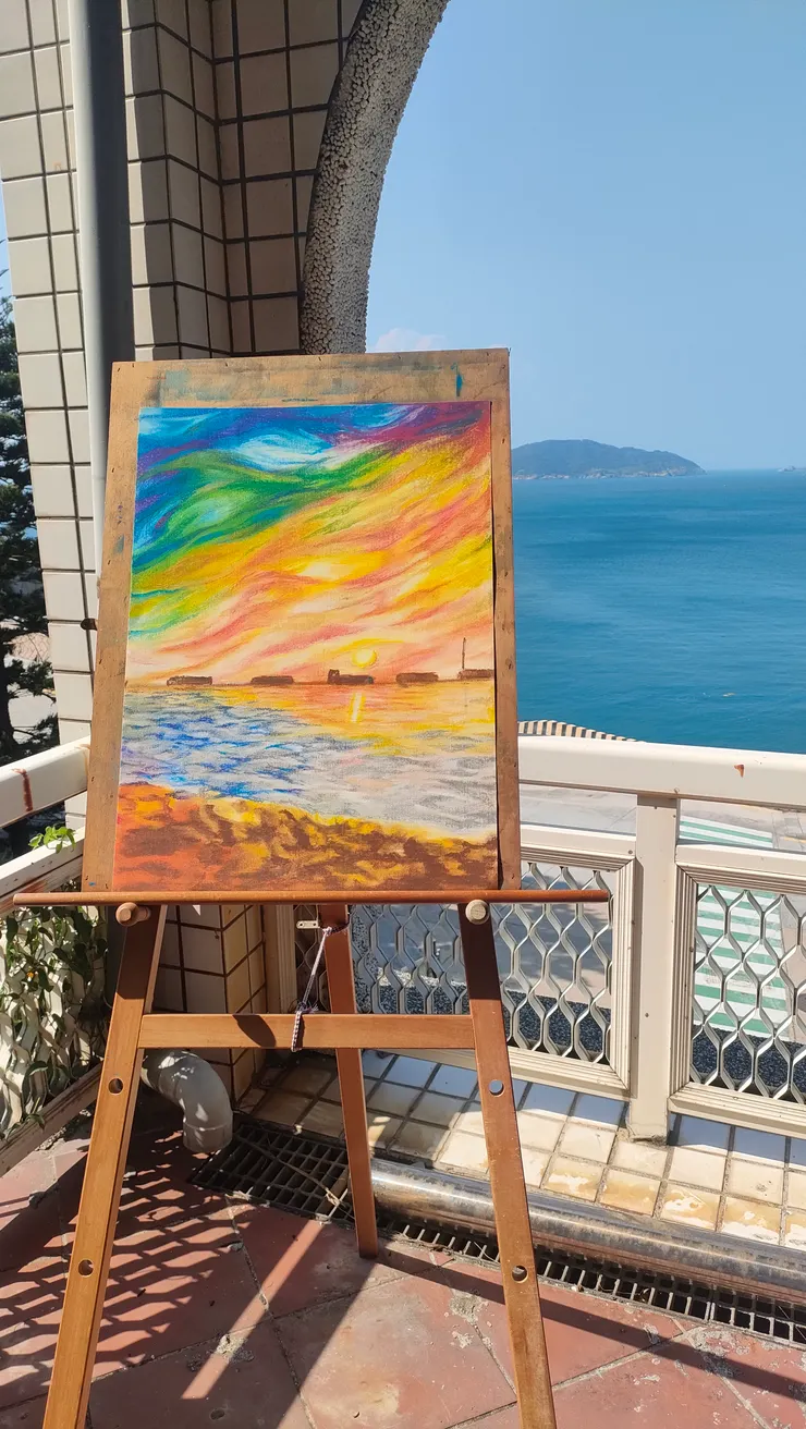 白沙港剛下過雨,水灘映照夕陽的多彩,美術老師說這張看起來很混亂,因為我不擅長暖色-蠟筆