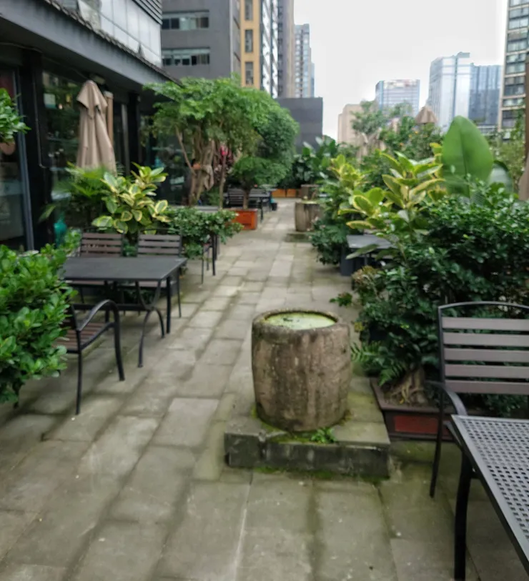 坐在四樓的戶外庭園，也是非常舒適