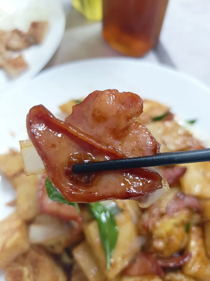 豬舌處理乾淨，沒有腥味，口感彈嫩、不油膩，重口味但不負擔。