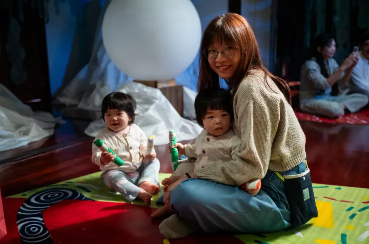 全家一起欣賞戲劇表演，是很棒的回憶