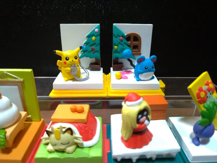 皮卡丘&瑪力露，是一組的聖誕場景