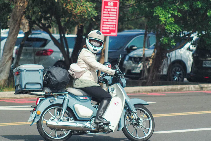 對面的騎士看過來