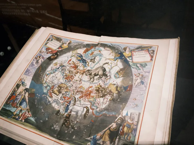 以羊皮封面和紙張製成的《和諧大宇宙》，是17世紀歐洲最重要的天文學著作之一。