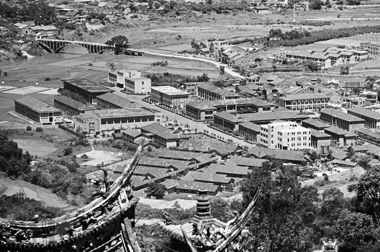 圖12 遠處俯拍指南山麓的政大校區 案名：教育、學校含建築物 檔號：0052/0047/1 來源機關：行政院新聞局 管有機關：國家發展委員會檔案管理局