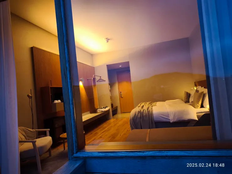 從陽台看房間內部