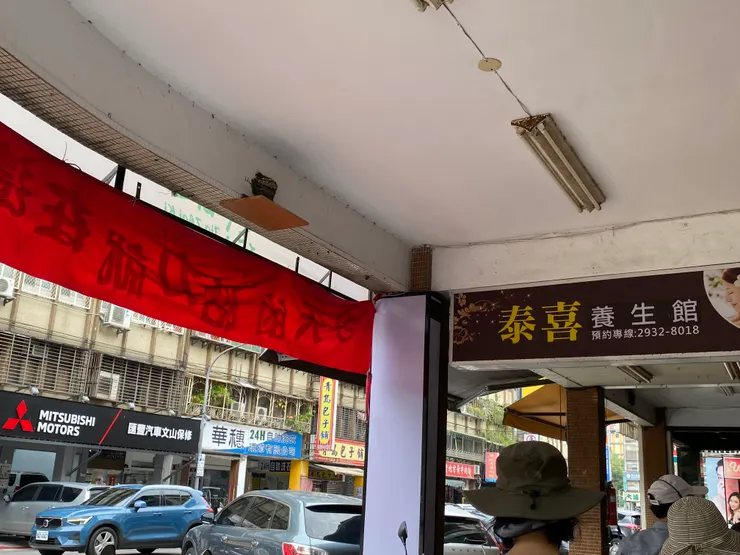 興隆路二段220巷，騎樓可見許多燕子築巢