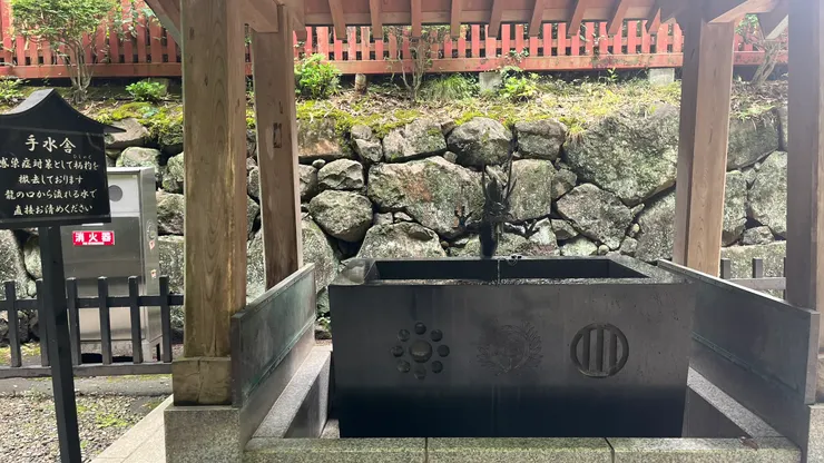 其中出水口採用龍形設計，寓意清淨之水由靈獸引出。