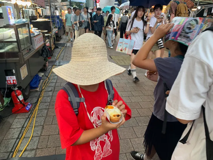 有蛋糕吃,兒子好開心。