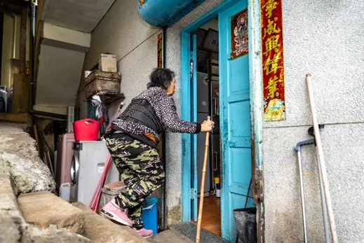 奶奶腳不良於行，得拄枴杖走路。