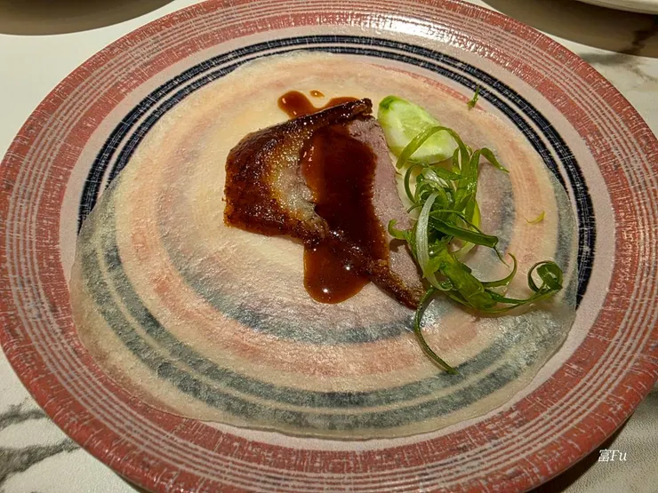 現切片皮鴨捲。搭配甜麵醬，青蔥、黃瓜解膩，味道剛剛好，好吃 ! 可以再多拿一個。