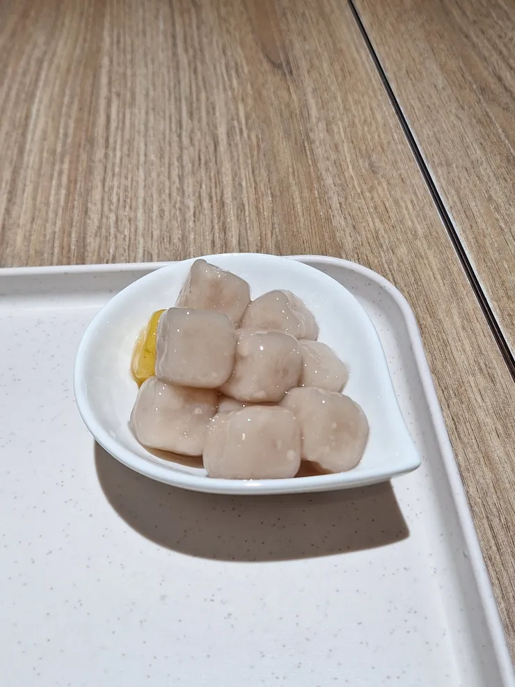 細細咀嚼便能感受芋頭的香氣，不死甜的尾韻，和陌生人的善意。