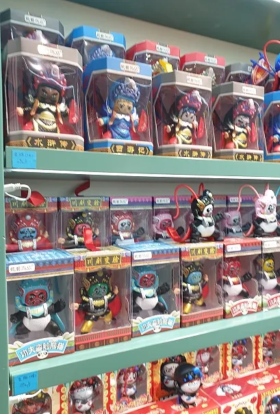 這裡販售特別多的文創商品,變臉熊貓很具特色