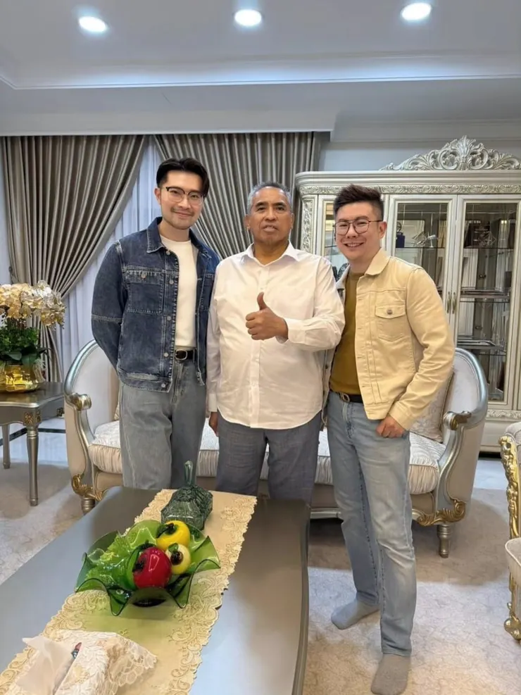 張理事長(左)與Loop負責人、助手。