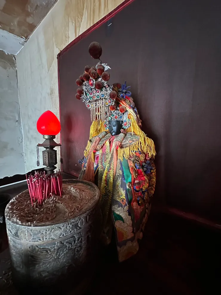 龍益行｜台南佛具店・金紙店・宗教百貨・神主牌雕刻・拜拜用品 專精 神主牌雕刻與祖先牌位製作，提供佛具、金紙、神桌、拜拜用品等完整祭祀用品。 服務包含：擇日安神位、安祖先、神桌安裝、神明換新衣到府服務，並支援 外縣市宅配，讓您安心完成祭祀。