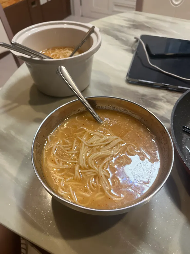 日本同事煮的一蘭拉麵🍜從日本帶來的！這湯真的好讚好好喝😋但感覺鈉含量很高不敢喝太多