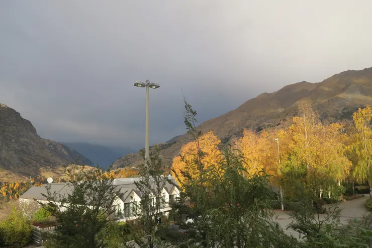 一小段彩虹，在畫面九點鐘方向的山丘之後