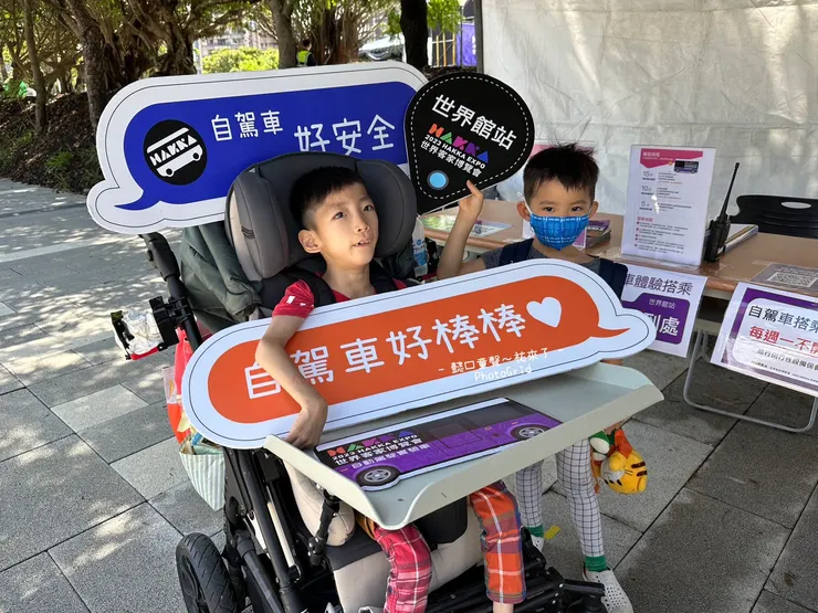 簡單為數不多的乘客數量，讓腦麻兒享受搭乘自動駕駛車的樂趣。