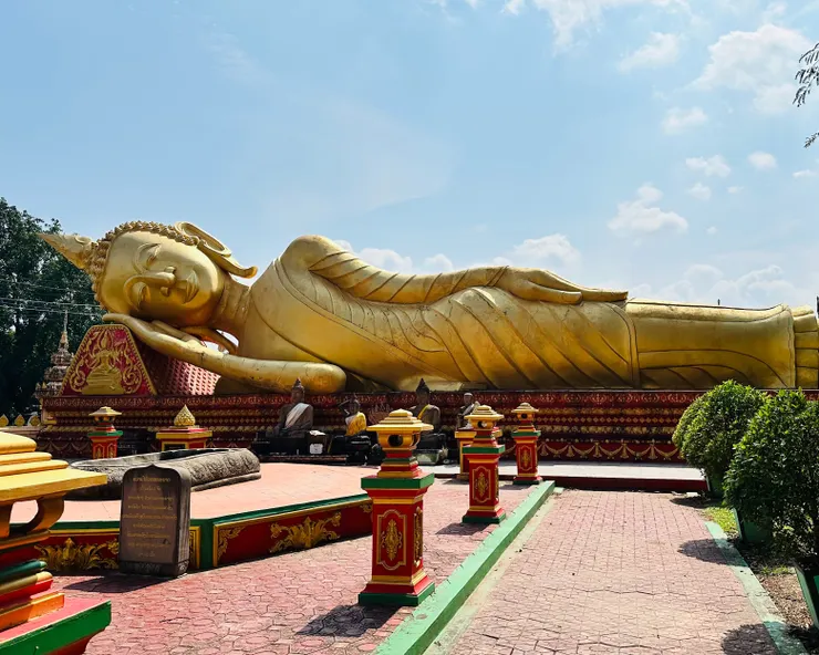 塔鑾旁邊的臥佛